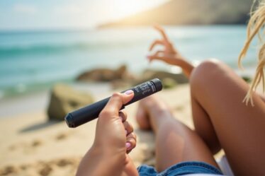 Vapoter sous le soleil : les conseils indispensables pour préserver votre cigarette électronique cet été